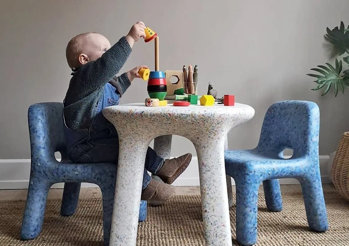 Fantasievolle Abenteuer-Spiele Kinder drinnen bei schlechtem Wetter