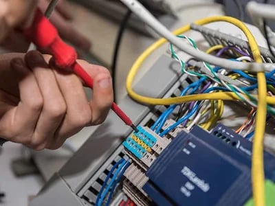 Warum die DGUV V3 Prüfung und die VDE Prüfung für kleine Betriebe besonders wichtig sind