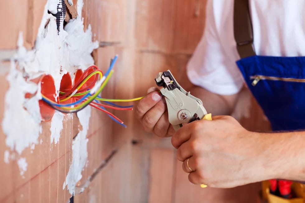 Wie oft sollte die Prüfung ortsfester elektrischer Anlagen durchgeführt werden?