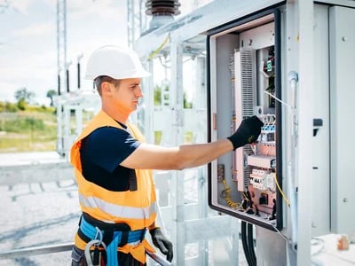 Wie oft sollte die Prüfung ortsfester elektrischer Anlagen durchgeführt werden?