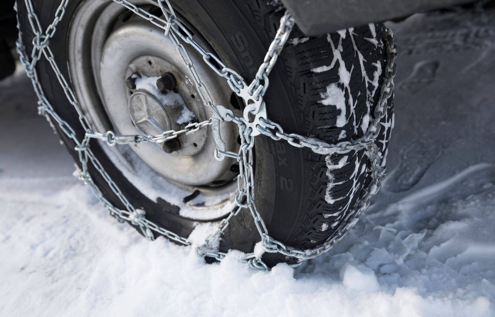 Schneeketten für PKW: Die besten Optionen für schmale Platzverhältnisse und Felgenschutz
